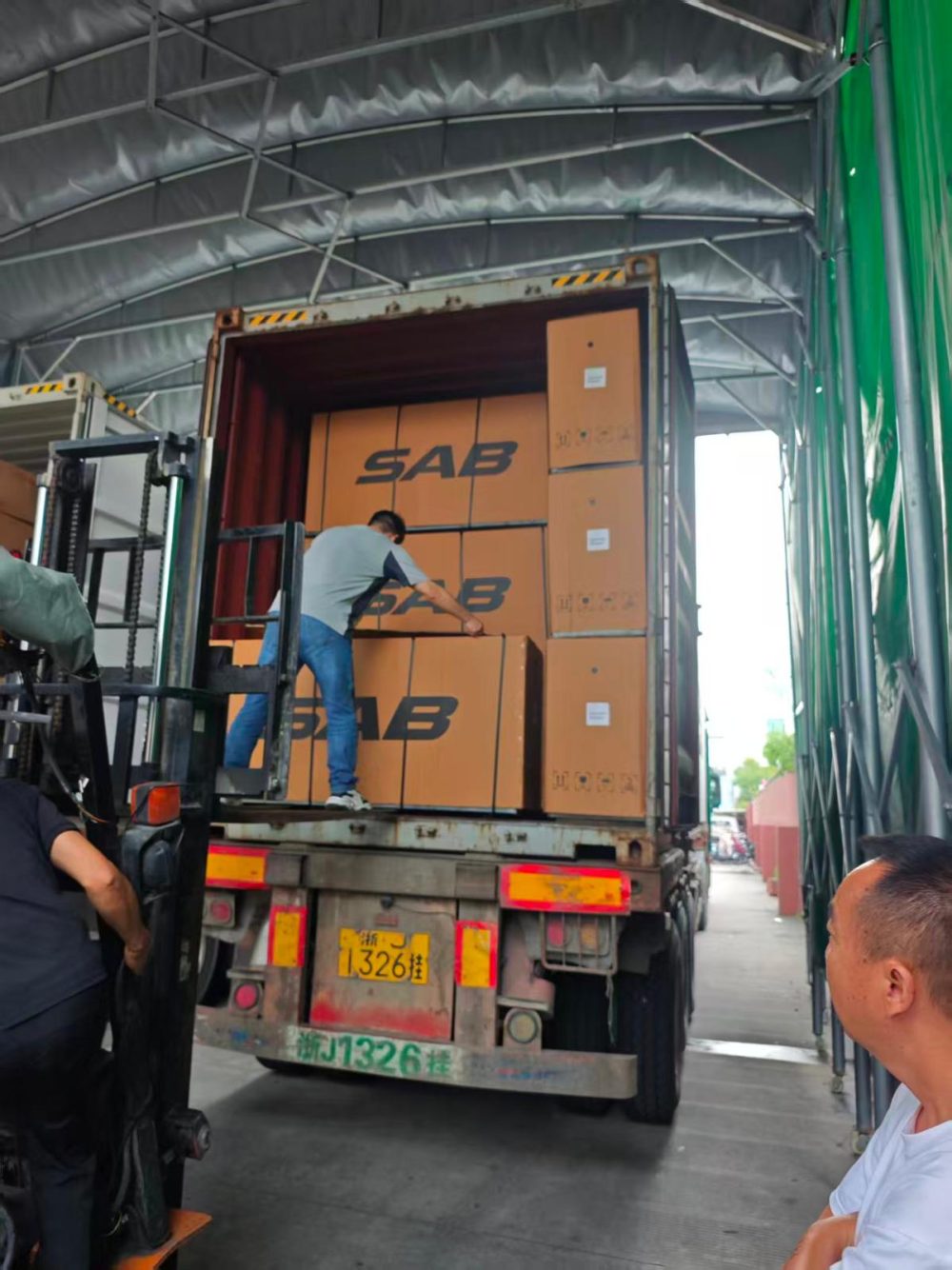 Încărcarea containerului cu scutere SAB